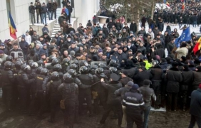 Протестиращи щурмуваха молдовския парламент, има ранени [видео]