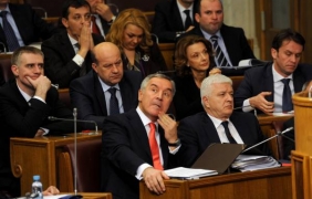 Премиерът на Черна гора Мило Джуканович получи вот на доверие от парламента