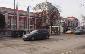 Изненадаха варненци с червен асфалт