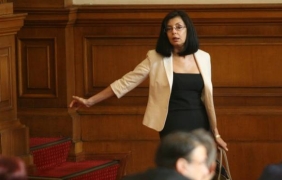 ”Приятелският огън” срещу Кунева продължава