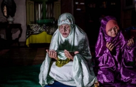 Надникнете в първата джамия за транссексуални в света [видео]