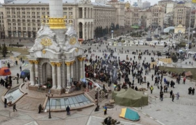 Стотина националисти направиха палатков лагер на Майдана в Киев [снимки]