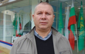 Митрополит Николай награждава генерал Шивиков два дни преди делото му