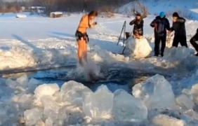 Шокиращ скок на сибирка в ледени води ”превзе” интернет [видео]