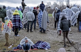 На турската граница хранят бежанците от огромни казани