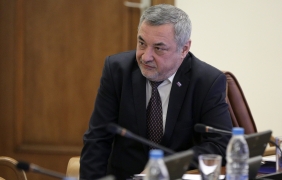 Валери Симеонов иска спиране на рекламите на хазарт
