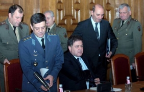 Ненчев спира поръчка за милион и половина, но готви сделки за милиард и половина
