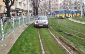 Кола на Външно нагази ”зелените релси” в столицата