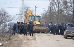 Роми в Русия се опитаха да крадат газ, нападнаха служители, дошли да поправят аварията [видео]