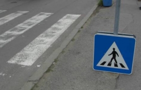 Жена с джип помете дете на пешеходна пътека