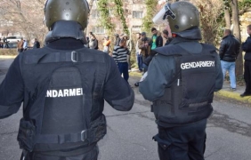 Жандармерията патрулира близо до дома на убитите мъже в Ботевград