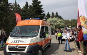 Състезателен автомобил се вряза в публиката, има пострадали