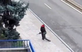 Жена, облечена като Рамбо, изплаши жители на Мадрид [видео]