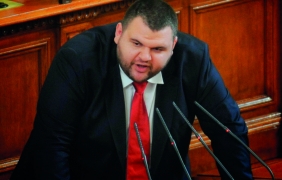 Пеевски продава половината акции от медийната си империя