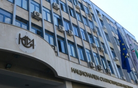 Средната заплата расте, но хората с трудови договори намаляват