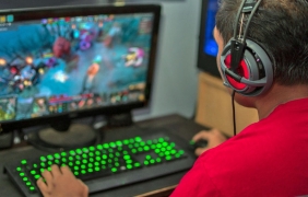 Windows 10 и геймъри раздвижиха пазара на компютри