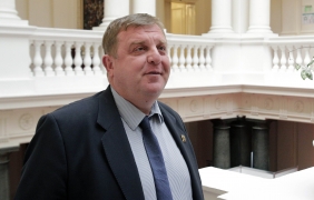 Каракачанов: Правителството не трябва да пада